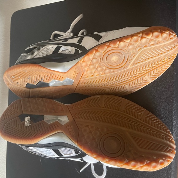 ASICS black and white 9.5 women’s - Picture 9 of 9